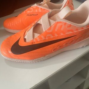 Like new kids indoor soccer shoes. Worn once.